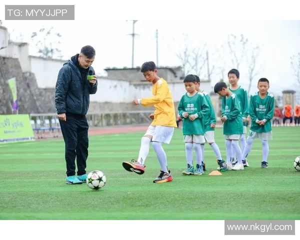 学生模仿足球球星踢技大赛 展现青少年足球梦想与热情
